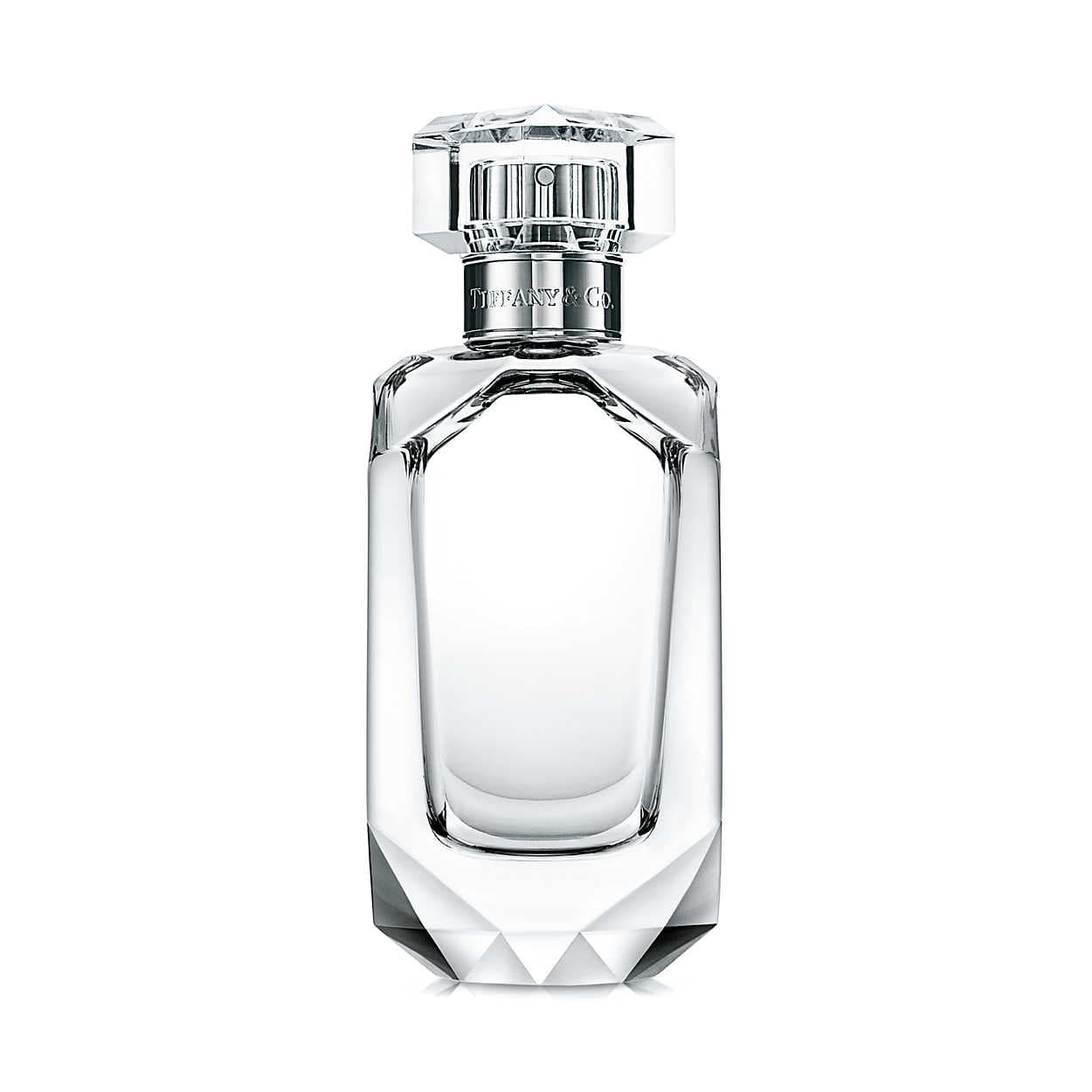 El lirio se ha convertido en un emblema de los perfumes de Tiffany & Co. por lo que su más reciente lanzamiento, Tiffany Sheer, no es la excepción. Además, en él se incluyen notas de de grosella, mandarina e ylang ylang para complementar el aroma.
