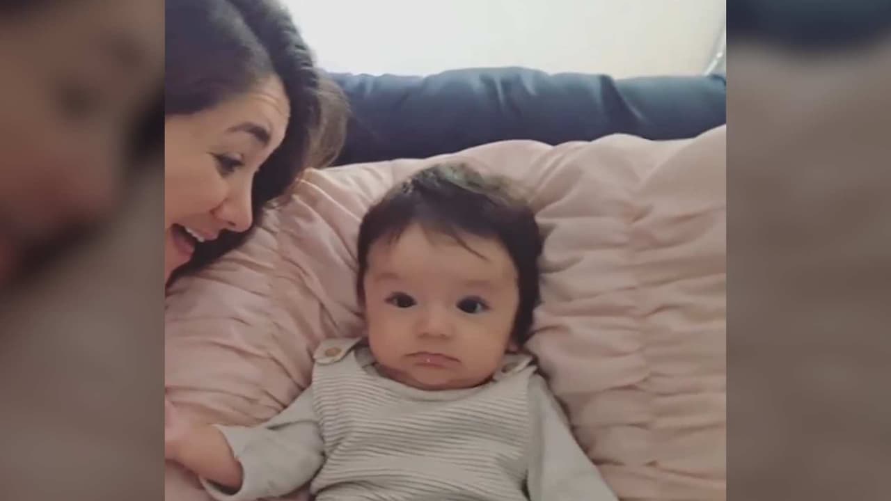 La dulce carita de André al ver a su mamá, Sherlyn, cantarle con mucho amor