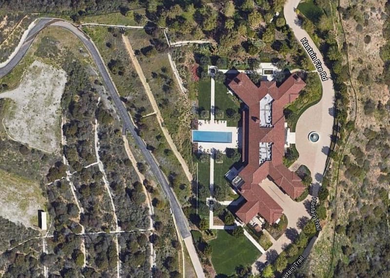 La villa tiene un estilo Toscano, y se encuentra en una zona muy exclusiva de California, donde solo hay 14 propiedades más y hay un espacio grande de separación. El terreno es de más de ocho mil metros cuadrados, y cuenta con ocho dormitorios y 12 habitaciones con baños. 
<br>