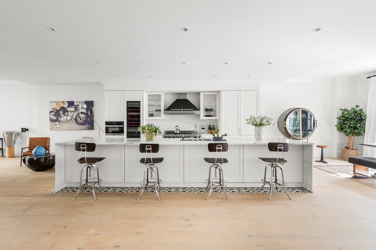 Algunos metros más adelante se encuentra una cocina totalmente equipada, con estufa de doble horno y campana. La cocina de Sophie y Joe posee una gran isla al centro, con suficiente espacio para la preparación de grandes cenas o, por qué no, la simpleza de un cereal de media noche.