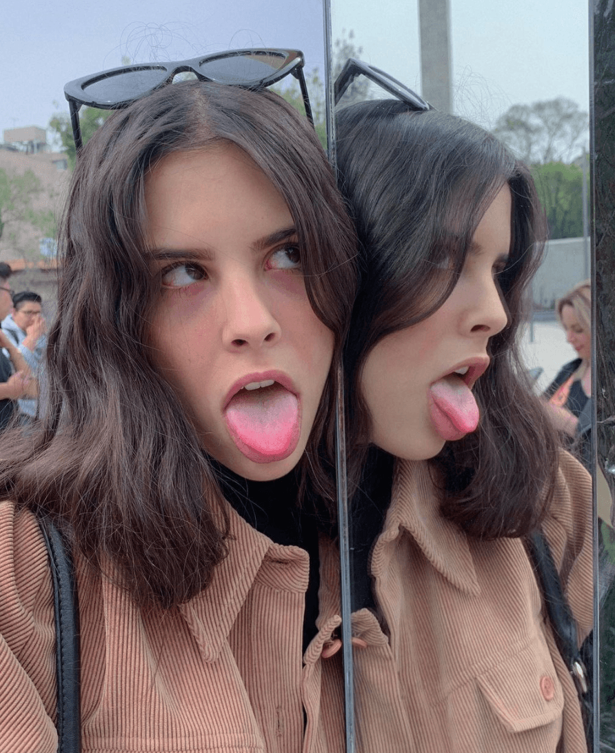 En este caso, el problema que tuvo 
<b>Paula Levy</b>, hija de la fallecida Mariana Levy, fue con su abuela materna, Talina Fernández.
<br>
<br>Hace unas semanas la joven utilizó sus redes para asegurar que su abuela la había corrido de su casa y no tenía donde vivir; pidió que su exmadrastra, Ana Bárbara, le ayudara.
<br>
<br>En entrevista con Mara Patricia Castañeda, la "Dama del buen decir" reveló que jamás la corrió, fue Paula quien se quiso ir de su casa.
<br>
<br>"Está muy desorientada, está muy lastimada, no se deja querer, no se deja abrazar. Está furiosa con la vida”.