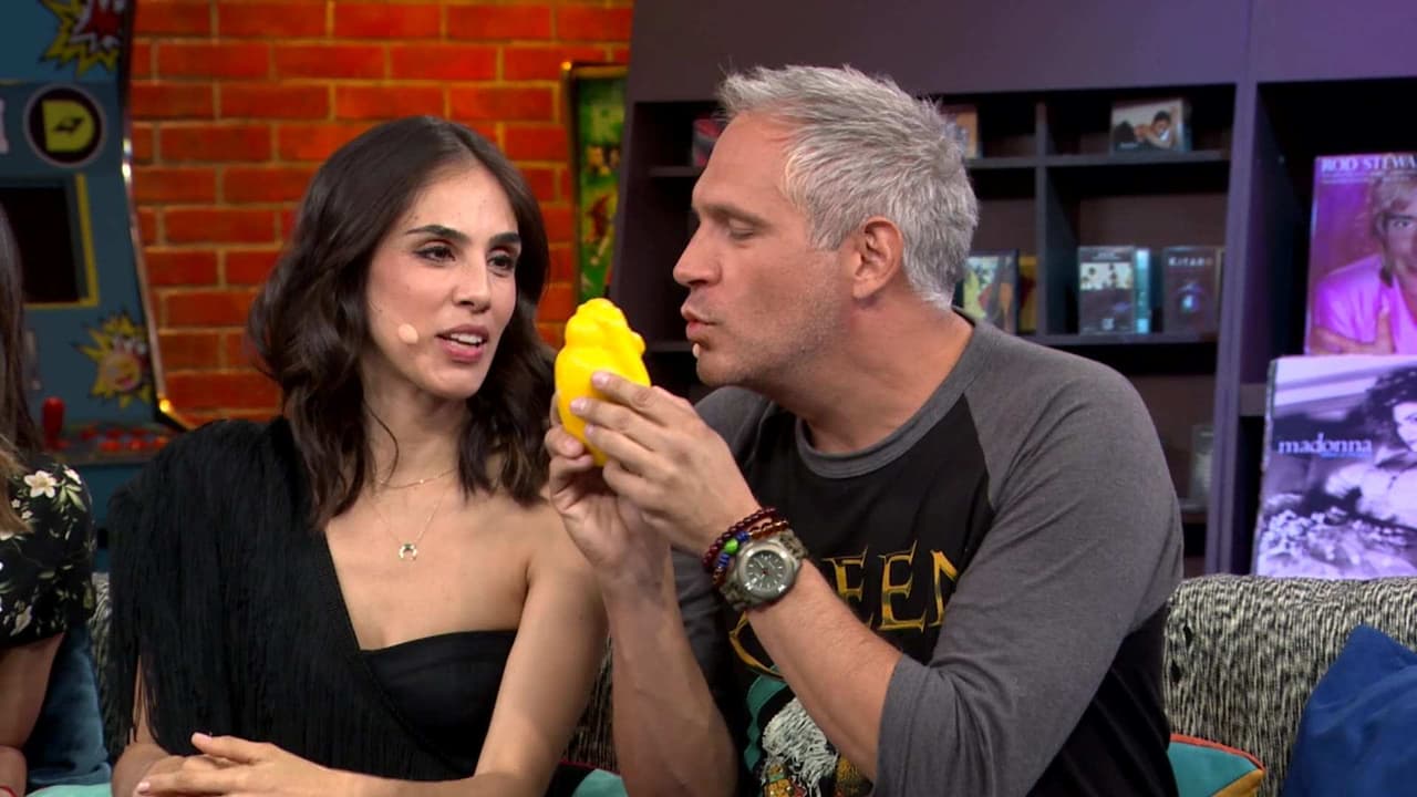 Sandra Echeverría muestra la forma en la que besan ‘Paola’ y ‘Paulina’ en ‘La Usurpadora’