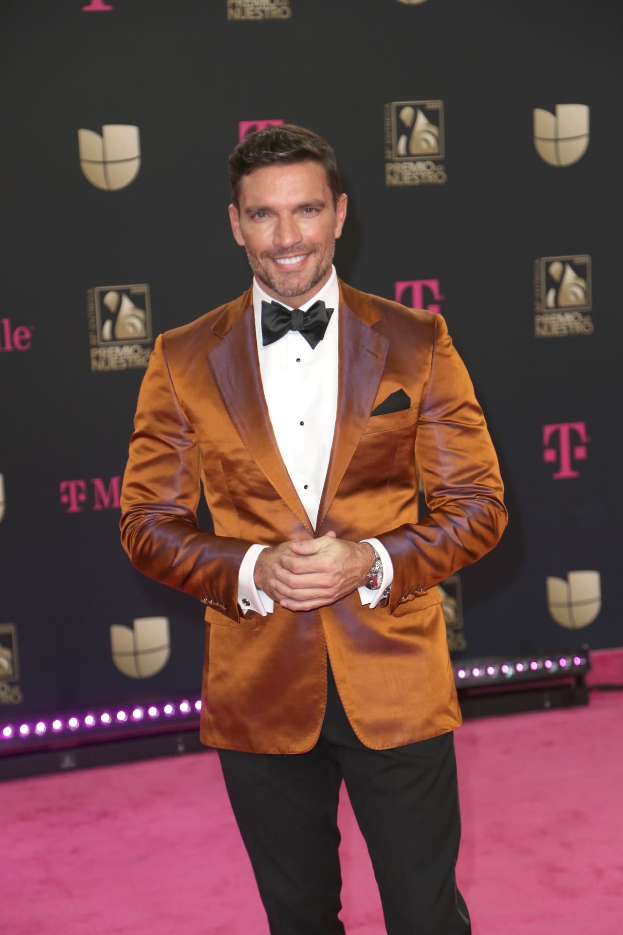 El galán de telenovelas, 
<b>Julián Gil</b> tiene 50 y no luce de esa edad. Además, es padre de tres hijos, dos de ellos adultos, los cuales podrán pasar por sus hermanos. A los 15 años fue papá por primera vez y ahora Nicole, su primogénita, tiene 35 años.
