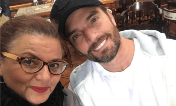 Su hermana mayor y vocera del actor en la batalla legal que mantiene Julián Gil con Marjorie de Souza, estuvo presente en todo momento y al pendiente de los cuidados del actor. 
<br>
<br>"Hoy lo operan (a mi hemano) de 
<b>su rodilla </b>en una clínica privada 
<i>covid free</i>, solo pacientes y personal médico", declaró Patty Ramosco a través de Instagram.