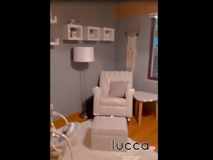 El cuarto tiene una ventana grande, que da la vista al jardín verde de la casa, mientras que las otras paredes tienen un diseño de estrellas brillantes en tonos claros. La zona de lactancia fue ubicada junto al ventanal, y cuenta con una cómoda mecedora, un tapete y una pequeña mesa.