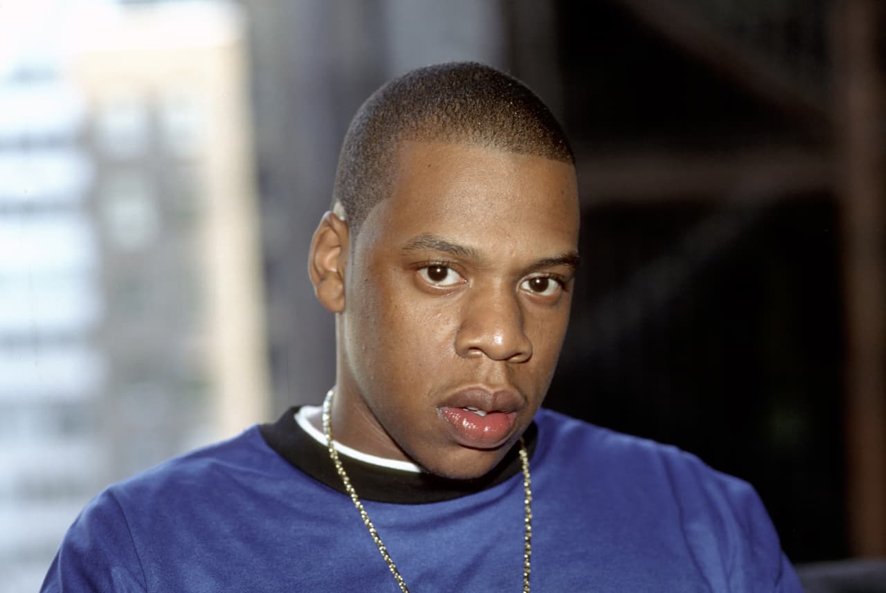 La abuela de la pequeña Ivy Blue, hija de Jay-Z y Beyoncé tiene una abuela gay quien es totalmente aceptada por su familia. Su nombre es Gloria Carter y su hijo fue quien más la apoyó con su salida del clóset en el 2017, cuando publicó la canción “Smile” de su disco “4:44”.