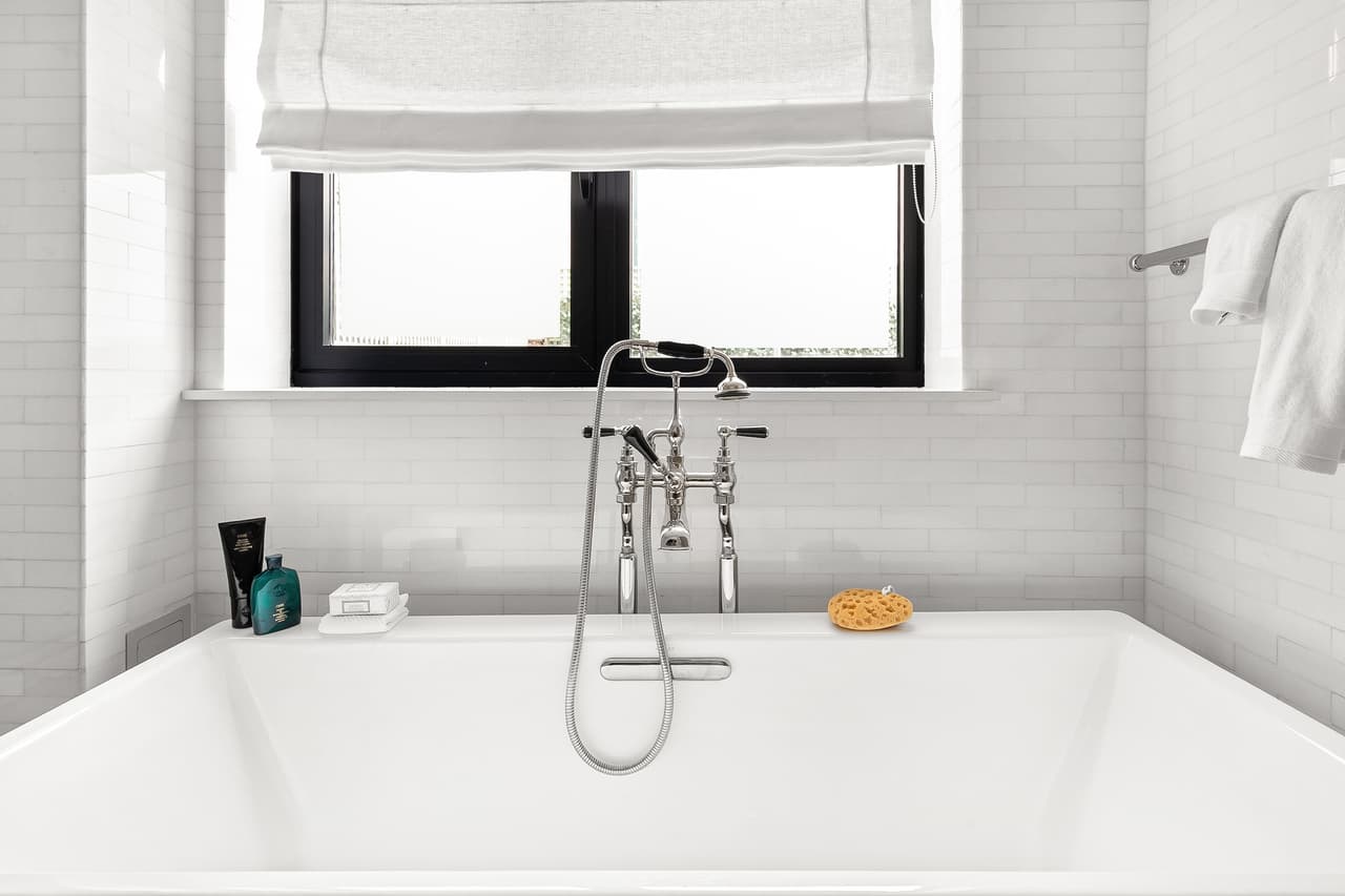 Para la actriz de 
<i>Juego de Tronos</i> los días pesados eran más sencillos de mejorar con un buen baño, y qué mejor que caminar unos metros de la cama y visitar la gran tina de jacuzzi en su baño principal.