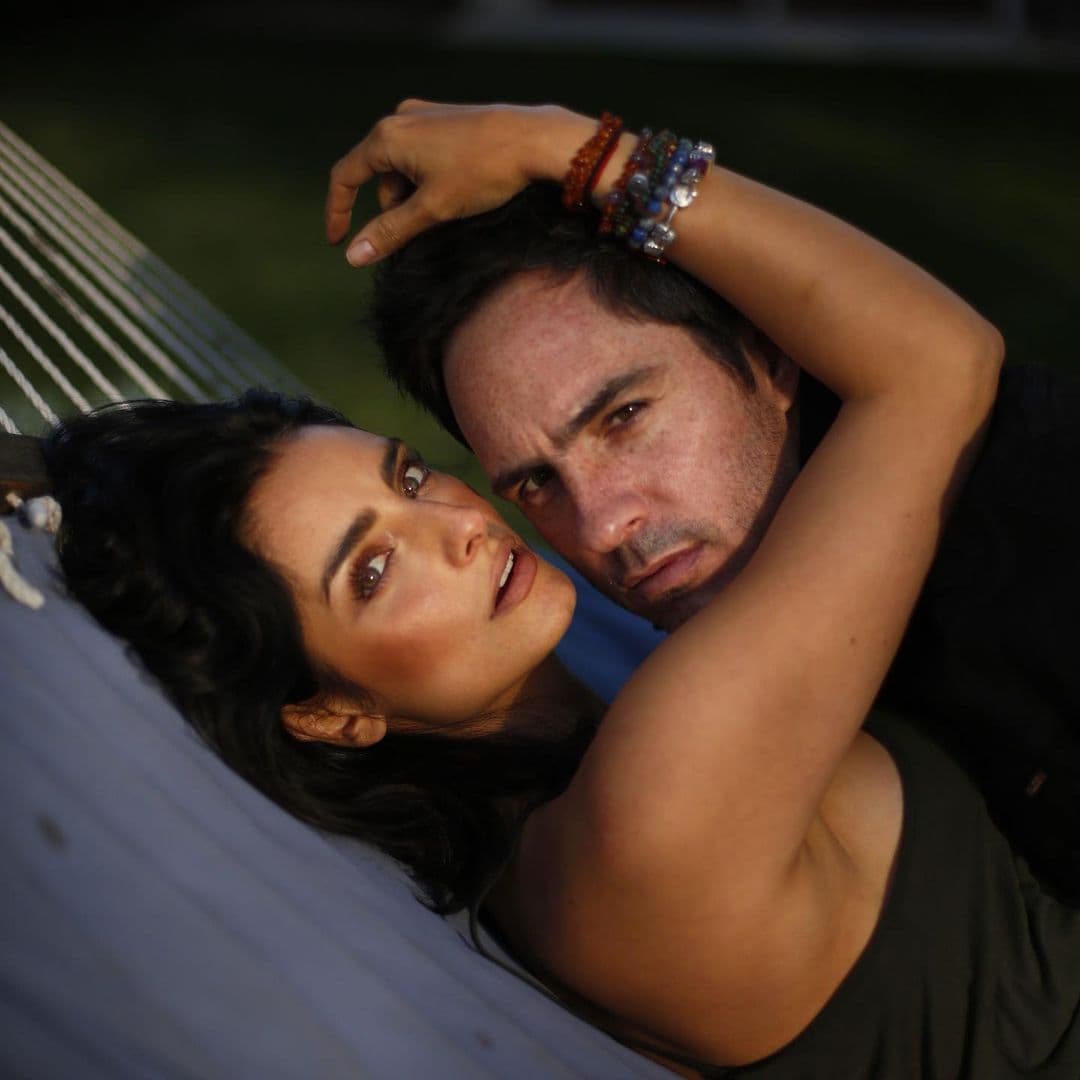 Los rumores de que Aislinn Derbez y Mauricio Ochmann estaban separados comenzaron desde finales del 2019. Pero la relación terminó formalmente en marzo de este año con un post de Instagram compartido en los perfiles de ambos. 
<br>"Les contamos que sí, efectivamente está pasando algo muy importante, algo que llevamos varios meses resolviendo (...) Por eso decidimos desde hace un tiempo fortalecer la relación de amistad y parar la relación de pareja", escribieron. 
<br>Las especulaciones de reconciliación siguieron por meses hasta que se dio a conocer que Mauricio le había mandado los papeles del divorcio a Aislinn. La pareja sigue teniendo una relación cordial y de amor en la que también figura su hija Kailani.