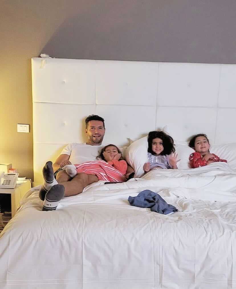 Por lo que se puede ver, Martín es un papá muy 
<i>cool</i>. Junto a sus hijas, Jacky, Caro, Renata, Emilia y Paula disfruta de ver películas en casa, actividades en la alberca y esquiando en el mar, pues su casa está junto a un embarcadero.
<br>