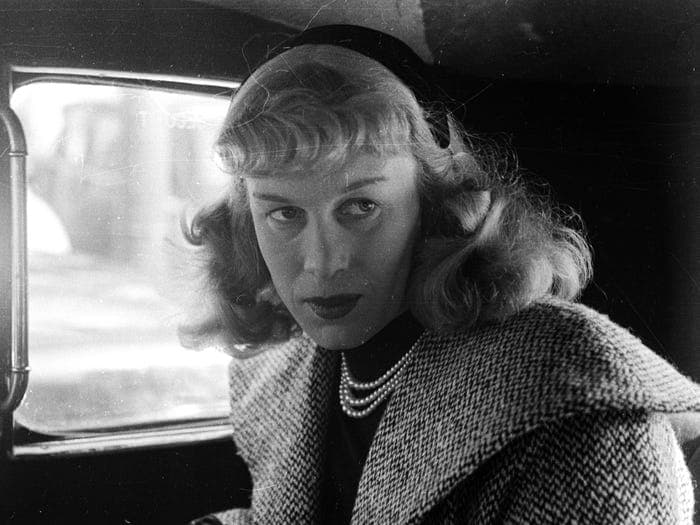 "Roberta Cowell", por Maurice Ambler. 
<br>
<br>Esta imagen de Roberta Cowell se popularizó y llegó a los titulares en 1954, después de convertirse en la primera persona trans en someterse a una cirugía de reasignación de sexo en Inglaterra. Esto abrió una puerta para el futuro de toda la comunidad trans y generó una enorme visivilidad.
<br>
