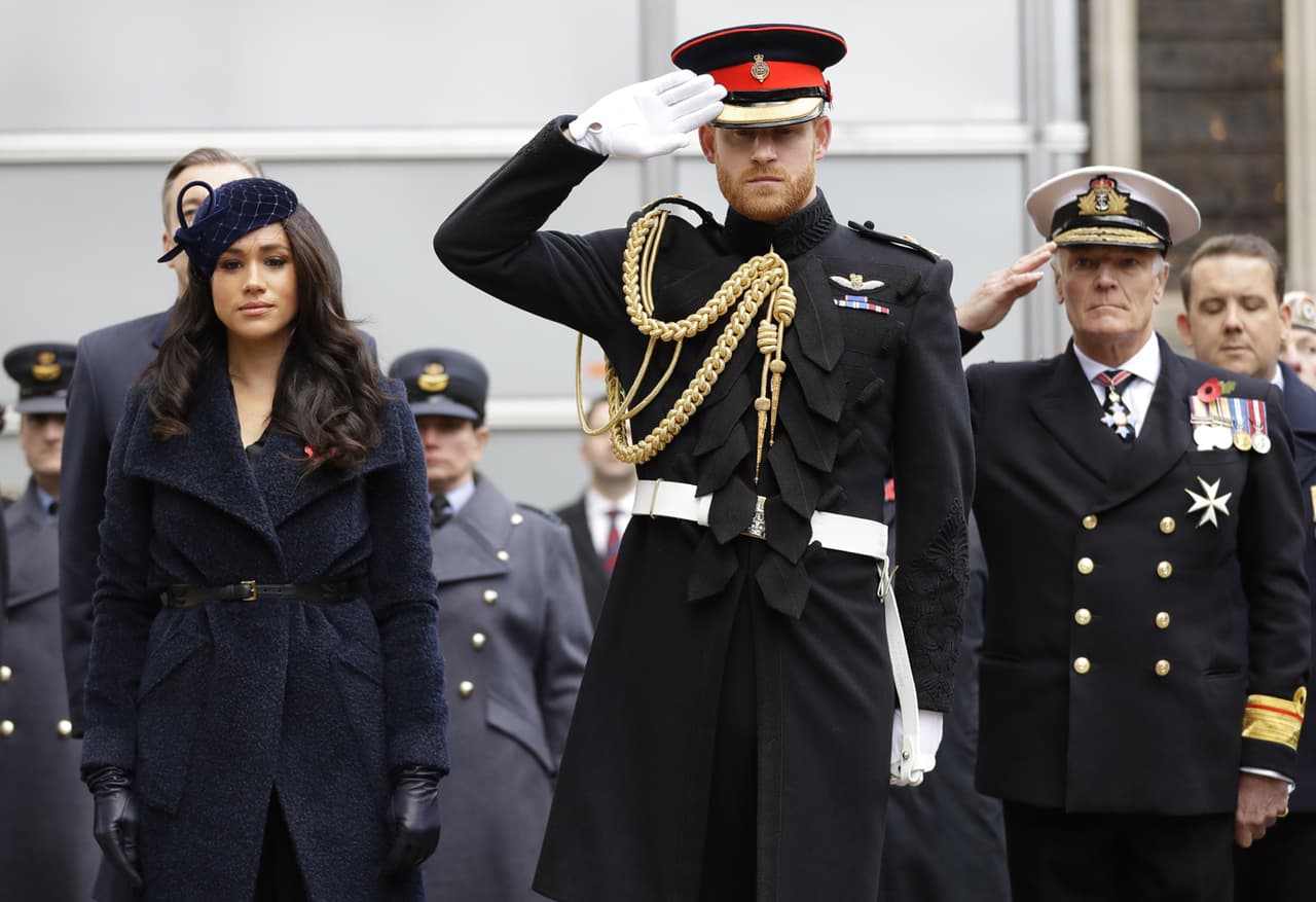 Tras ese anuncio, los Duques de Sussex destacaron que dividirán su tiempo entre El Reino Unido y Norteamérica, permitiéndoles criar a su hijo con la tradición de la realeza en la que nació. “Pero también podremos darle a nuestra familia un espacio para enfocarnos en el siguiente capítulo”, indicó.