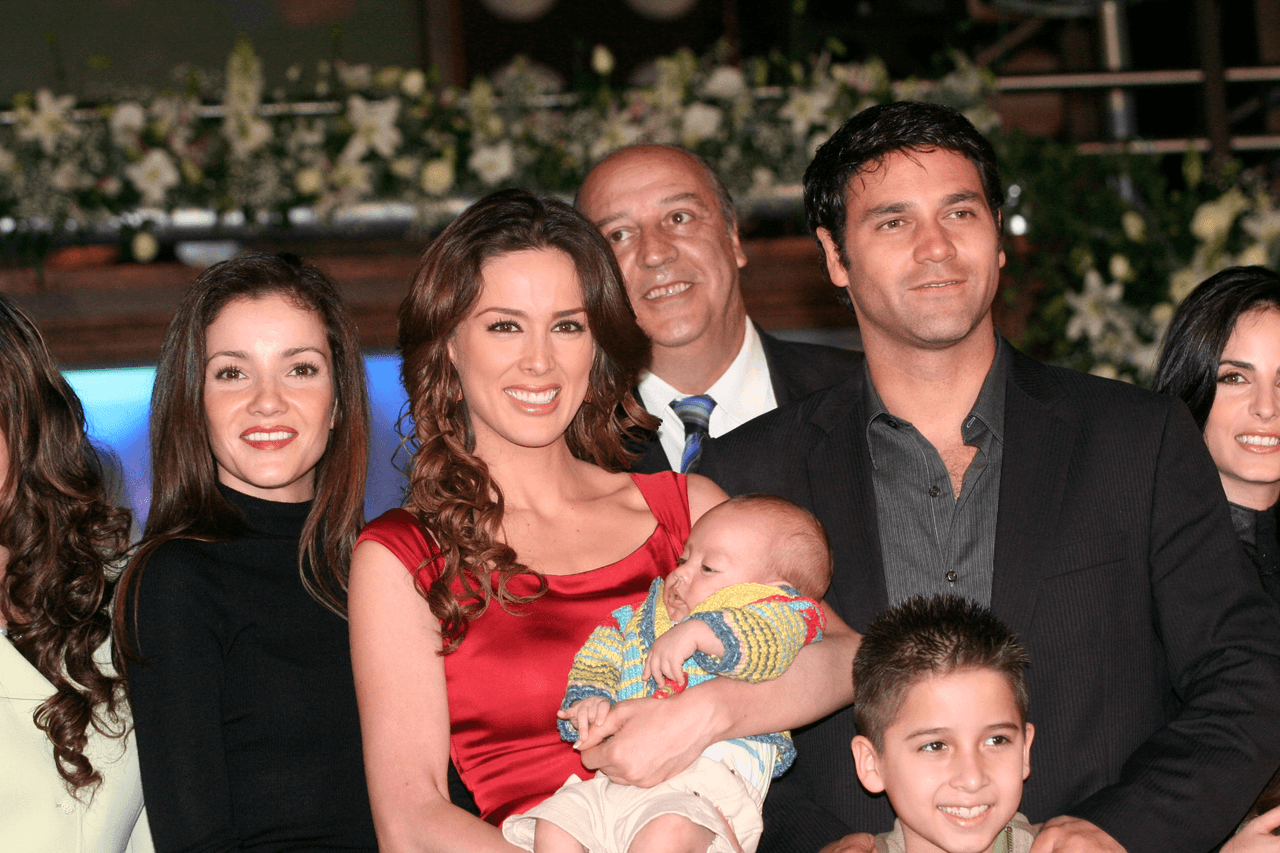 Karla Álvarez, Fabiola Campomanes, Sabine Moussier, Manuel "El flaco" Ibañez, Julio Alemán, Alex Ibarra, Violeta Isfel, fueron algunos de los actores que formaron parte del elenco.