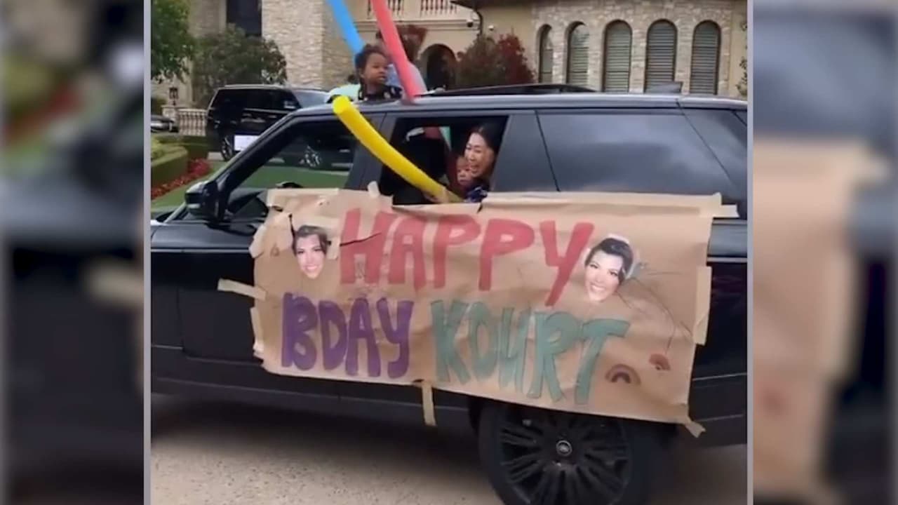 Coches, globos y música: así sorprendieron sus amigos y hermanas a Kourtney Kardashian por su cumpleaños