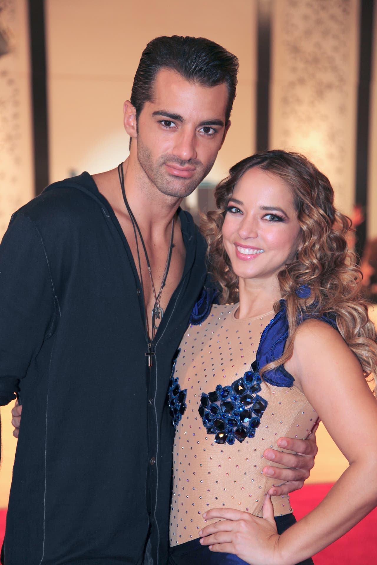 La historia de amor entre Adamari López y Toni Costa comenzó en 2011, luego de que fueran pareja de baile en la competencia "Mira quien baila", de Univisión. 
<br>
<br>A partir de aquel flechazo, la pareja se convirtió en padres de la pequeña Alaïa en marzo del 2015. Luego de formar una amorosa familia, en enero del 2019 la pareja reveló estar lista para dar el siguiente paso y comprometerse en matrimonio, anunciando una boda para 2020, sin embargo, debido a la crisis sanitaria por la pandemia, este sueño no llegó a cristalizarse.