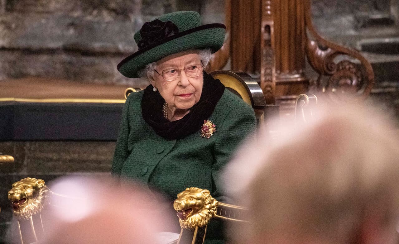 Isabel II se conmueve hasta las lágrimas en el último adiós a su esposo
