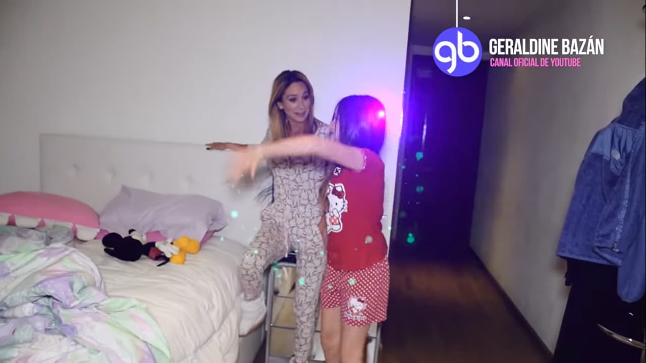 Geraldine Bazán también ha dejado ver en su canal de YouTube la recámara de su hija mayor, Elissa Marie, la cual está decorada en tonalidades blancas con rosa.
