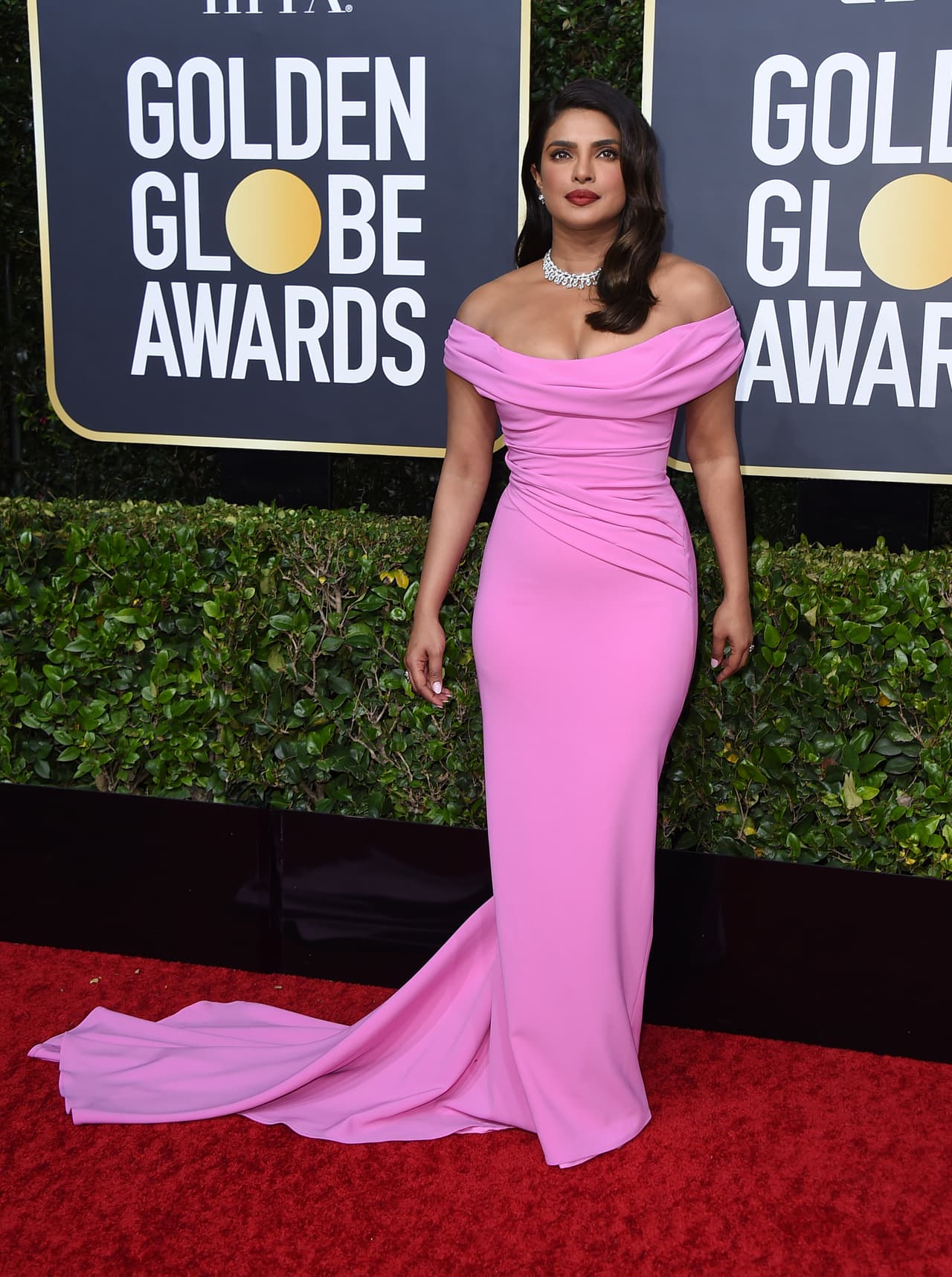 Priyanka Chopra fue una de las actrices que se atrevió a usar un color llamativo en un diseño que favoreció a su silueta.