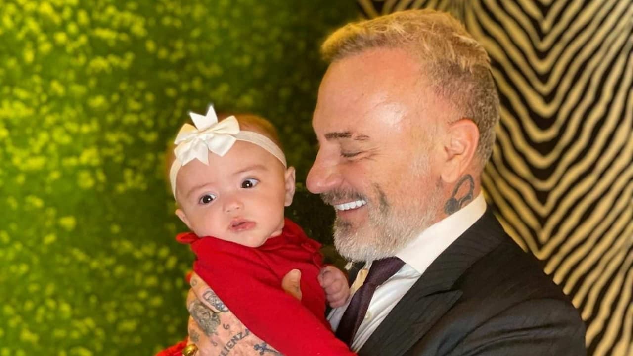 Gianluca Vacchi celebra su primer Día del Padre y aparece cargando dulcemente entre sus brazos a su bebé
