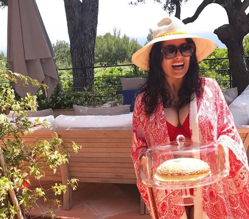 Salma Hayek cumple 56 años y lo festeja en altamar