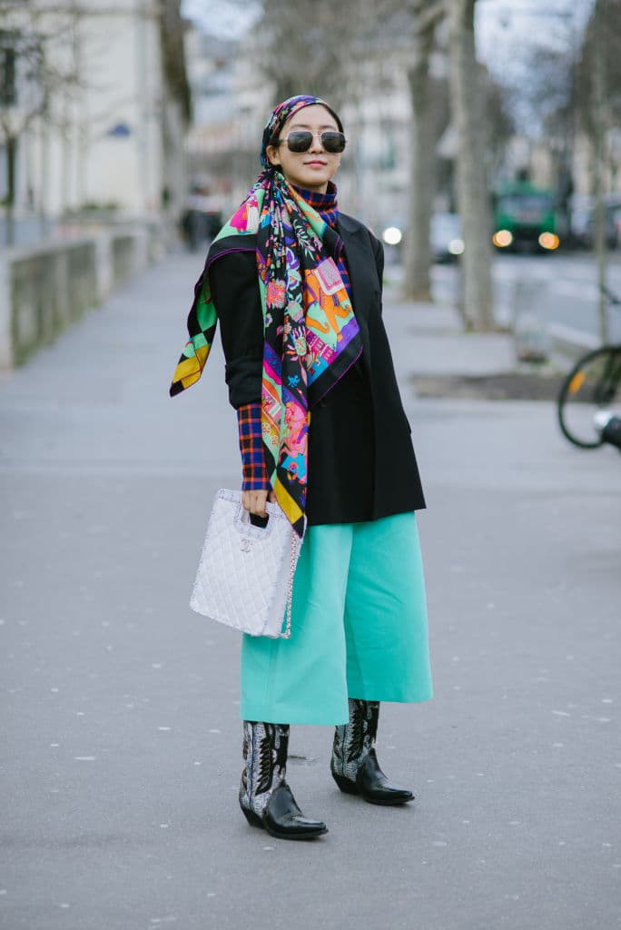 Ya sea con pañoletas cortas o con largos pañuelos, crear todo tipo de peinados con telas suaves se vuelve una tendencia bastante cool y divertida.