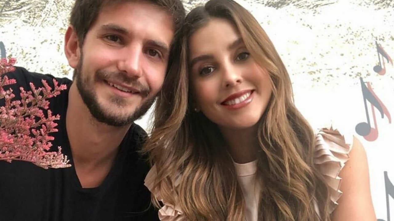 Paulina Goto se convierte en la peluquera de su novio y así le dejó su cabello