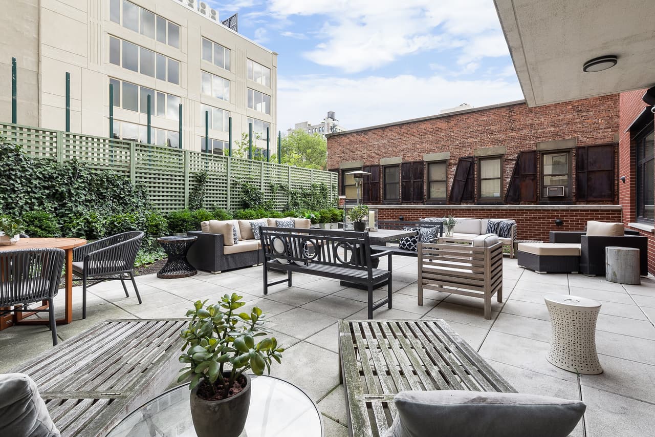 Esta terraza tiene la mayor seguridad posible y es totalmente cerrada a extraños. Cuenta con grandes paredes que madera, las cuales son perfectas para plantas y enredaderas que agregan el color verde al lugar. El espacio es decorado con muebles de jardín resistentes a la lluvia, como sillones, mesas y camastros.