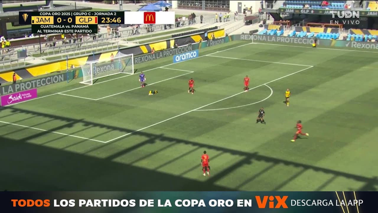 ¡Travesaño le dice no a ese disparo de Bailey!