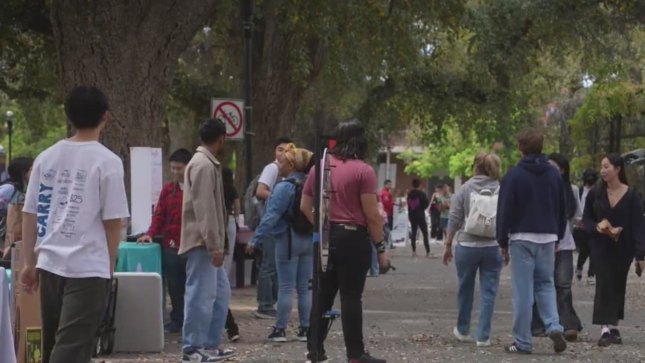 Estudiantes en California reciben correos donde les piden abandonar el país