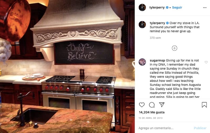 La cocina pareciera que está cubierta de mármol, con un estilo medio antiguo, muy similar a lo que quizá se vería en el palacio que vivían en Reino Unido. 
<br>