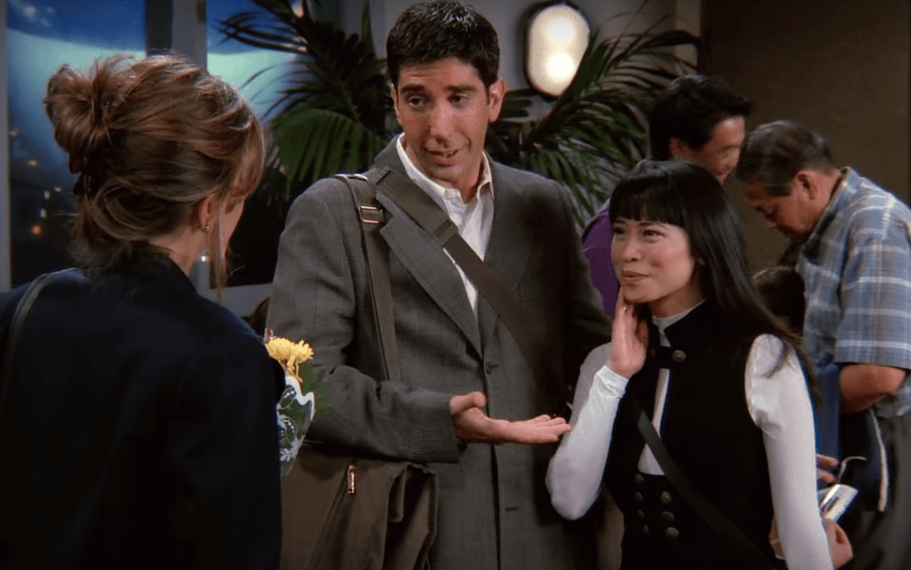 Mientras Ross estaba en un viaje de trabajo en China, Chandler le cuenta por accidente a Rachel la verdad sobre el enamoramiento de su amigo y ella decide ir por él al aeropuerto, en donde se encuentra a Ross abrazando a su nueva novia, Julie.