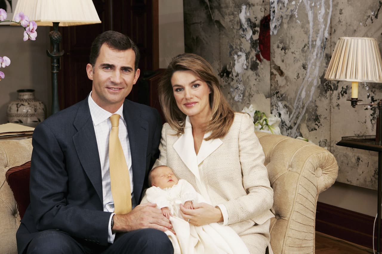 La princesa y primera en la línea de sucesión al trono español y nació un 31 de octubre del 2005, en Madrid, España. Es la hermana mayor de la infanta de España, Sofía de Borbón.
