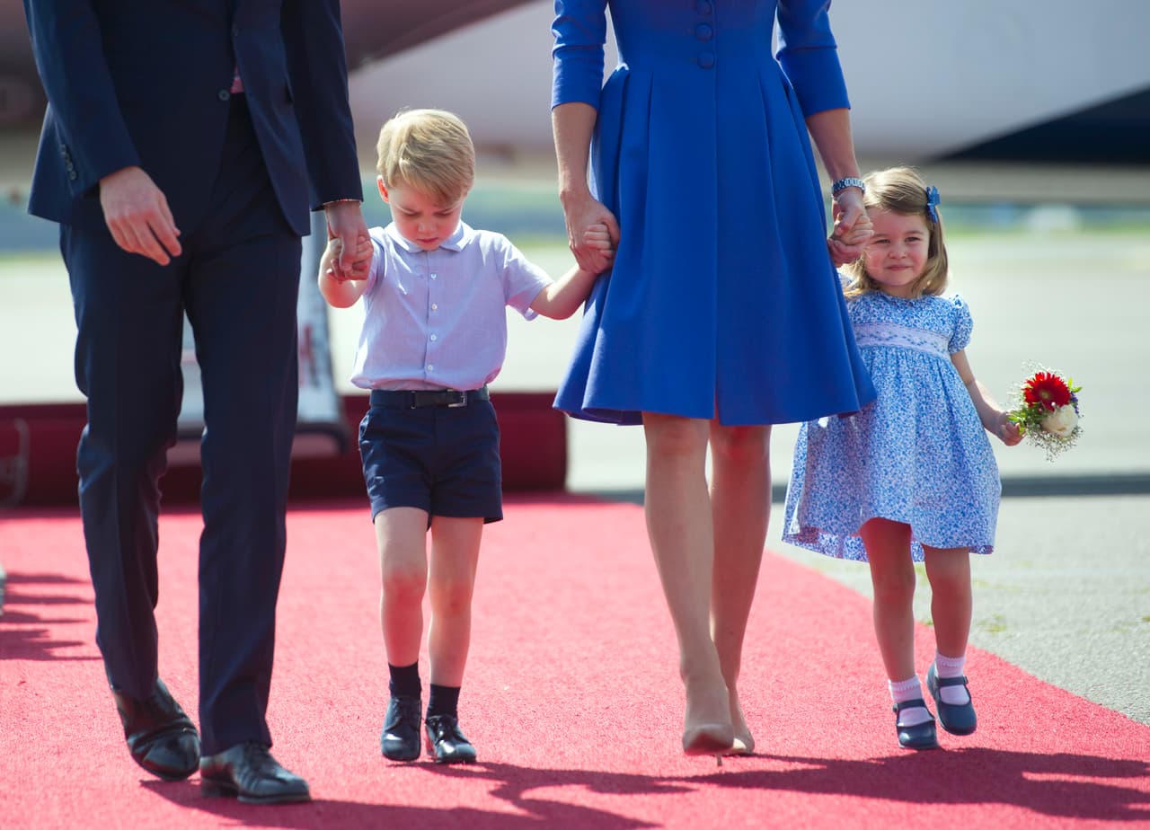 Es hasta la edad de 8 años cuando los niños de la familia real pueden cambiar de shorts a pantalones normales. Es por esta razón que no veremos al pequeño Príncipe George en pantalones largos hasta que comiencen sus años de pre-pubertad.