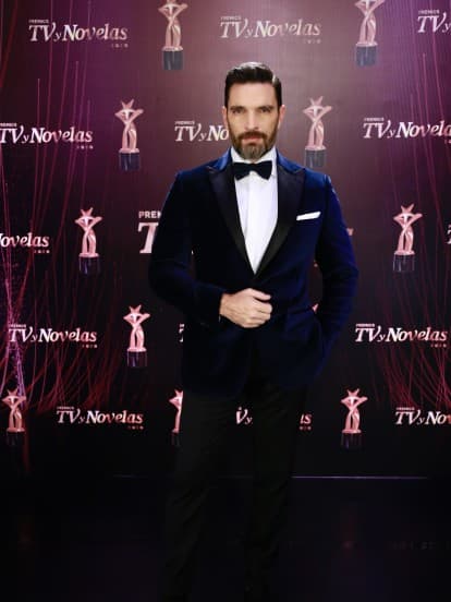 Julián Gil, tan elegante como suele serlo, llegó con un smoking de terciopelo color azul con toques negros y un moño sobre su camisa blanca.