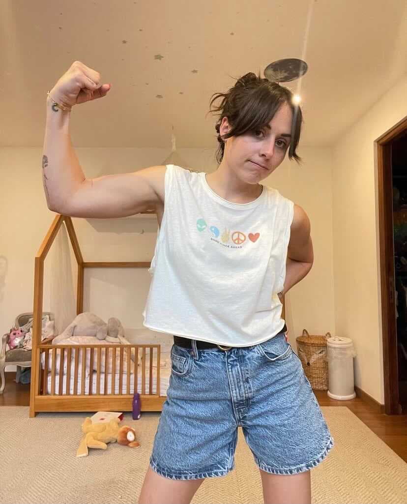 Zuria Vega siempre ha sido muy sincera con lo vive ahora que es madre, pues ha dicho que no todo es miel sobre hojuelas, y que no está mal mostrar la verdadera cara de la maternidad, por ello su mensaje fue más dedicado a ella misma y a las mujeres que son madre. 
<br>
<br>“El caos más hermoso de mi vida, la maternidad. Me festejo y las festejo a todas. Que nos juzguen menos y nos vean más, todas a nuestra manera lo hacemos lo mejor que podemos. Hay que maternar tranquilas, plenas y sin culpas. 
<br>
<br>Ten sueños y ve por ellos, realízate profesionalmente si es lo que quieres, vive tu sexualidad plenamente. Te lo mereces TODO”. 
<br>