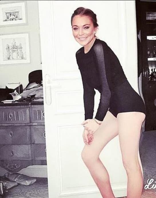 Con el fin de lucir un derriere de envidia, Lindsay Lohan terminó quedando muy mal. Trató de modificar la forma de sus glúteos, pero lo que logró fue deformar el fondo del lugar donde se encontraba.