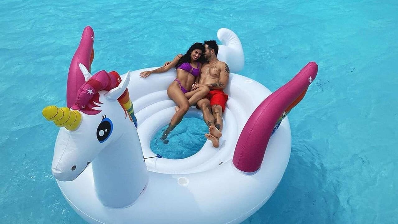 José Ron y su novia se sienten en el paraíso: Así disfrutan de sus vacaciones en la playa