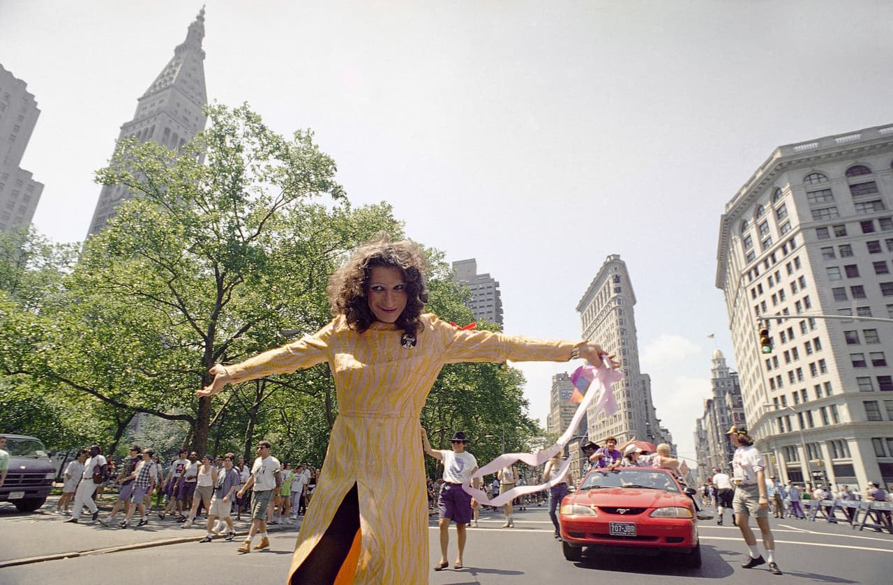 Sylvia Rivera y Marsha P. Johnson fundaron la organización Street Transvestite Action Revolutionaries (STAR) en 1970, con la cual apoyaron por décadas a drag queens y jóvenes transgénero en situación de calle.