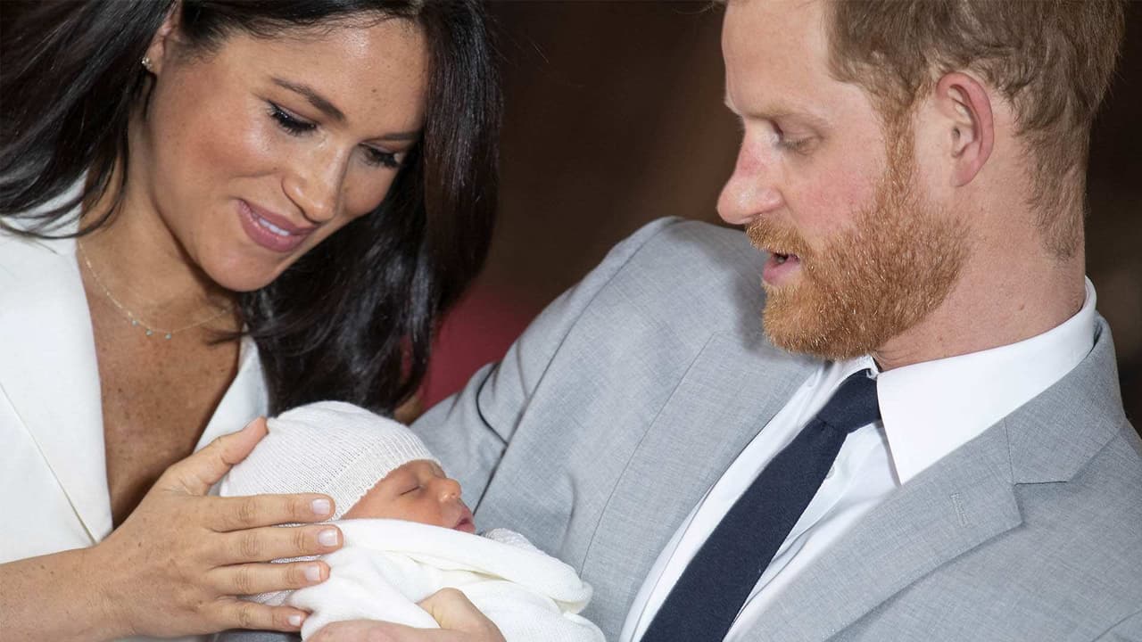 El príncipe Harry y Meghan Markle presentan a su hijo