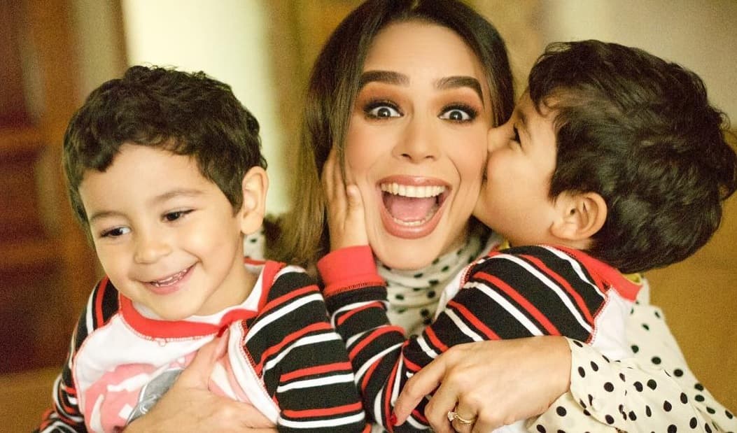 Biby Gaytán a los 42 años. La extimbiriche recibió a los gemelos Daniel y Manuel en junio de 2014, a la edad de 42 años. Sin embargo, ellos no son sus únicos hijos, ya que ya era madre de Eduardo, Ana Paula y Alejandra, quienes tienen una gran diferencia de edad con los pequeños, pero a quienes adoran.