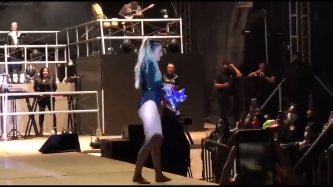 María José regala sus botas a fan en pleno concierto