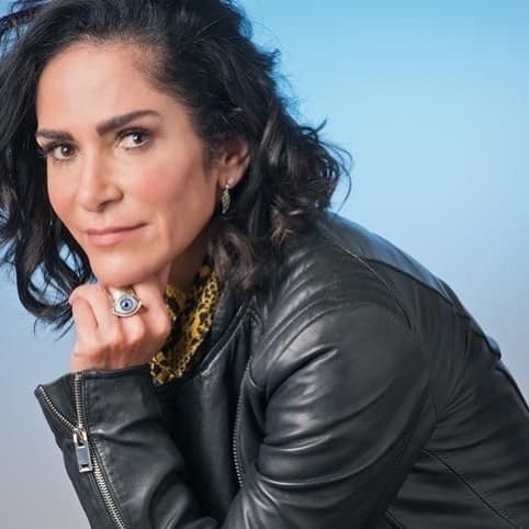 La periodista y activista Lydia Cacho ha recibido reconocimientos en distintas partes del mundo por sus investigaciones sobre crímenes como la esclavitud y la trata de personas. Cacho también es la fundadora de un refugio para mujeres de alta seguridad en México y se convirtió en la primera persona en lograr una sentencia por por tráfico sexual de niños y pornografía infantil en nuestro país. Su lucha no ha sido fácil, las investigaciones que ha hecho la han llevado a poner en peligro su propia vida; Lydia no se ha quedado callada cuando se trata de revelar las amenazas de muerte que ha vivido. A pesar de esta situación, ella sigue colaborando con distintos medios y proyectos, además de publicar libros y continuar con sus investigaciones para luchar por los derechos humanos.