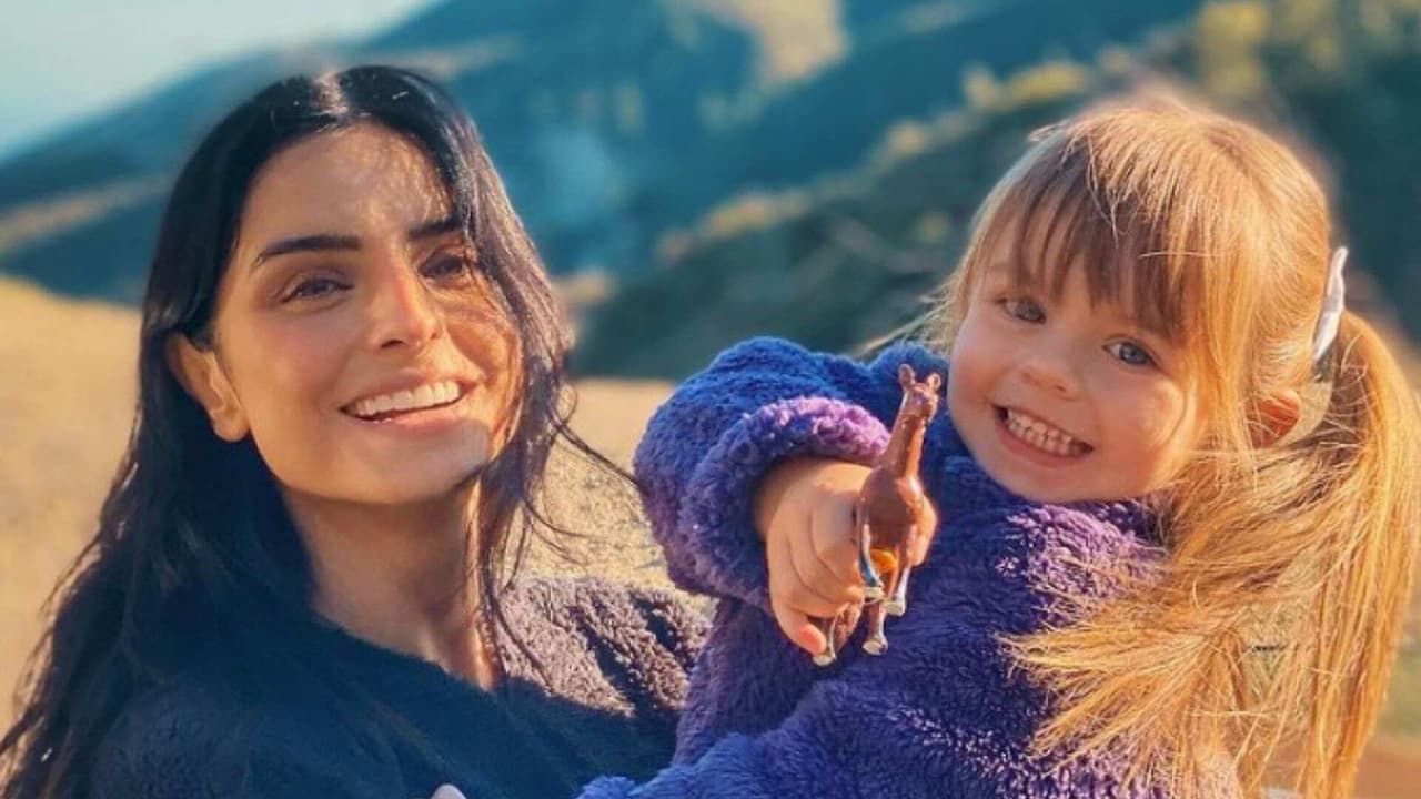 Kailani y Aislinn Derbez se divierten haciendo manualidades y armando rompecabezas