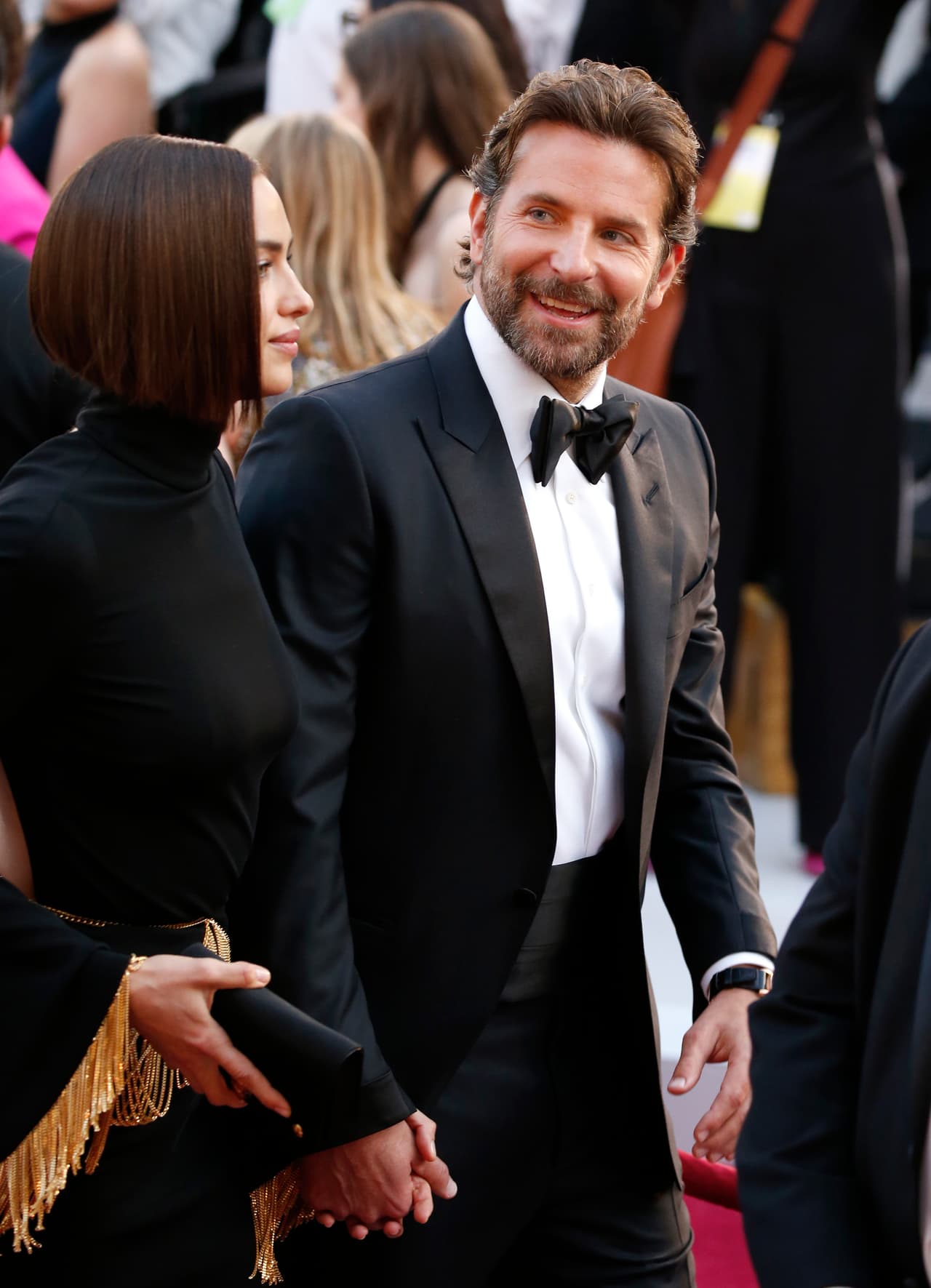 El actor Bradley Cooper acudió muy elegante junto a su novia Irina Shayk.