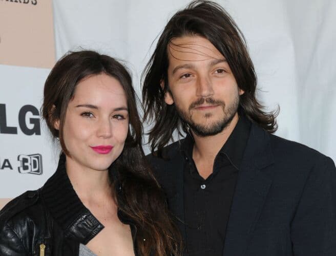 Camila Sodi revela cómo se lleva con el papá de sus hijos.