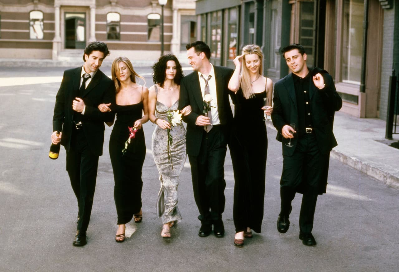 FRIENDS -- Season 6 -- Pictured: (l-r) David Schwimmer as Ross Geller, Jennifer Aniston as Rachel Green, Courteney Cox as Monica Geller, Matthew Perry as Chandler Bing, Lisa Kudrow as Phoebe Buffay, Matt LeBlanc as Joey Tribbiani -- (Photo by: NBC/NBCU Photo Bank via Getty Images)
