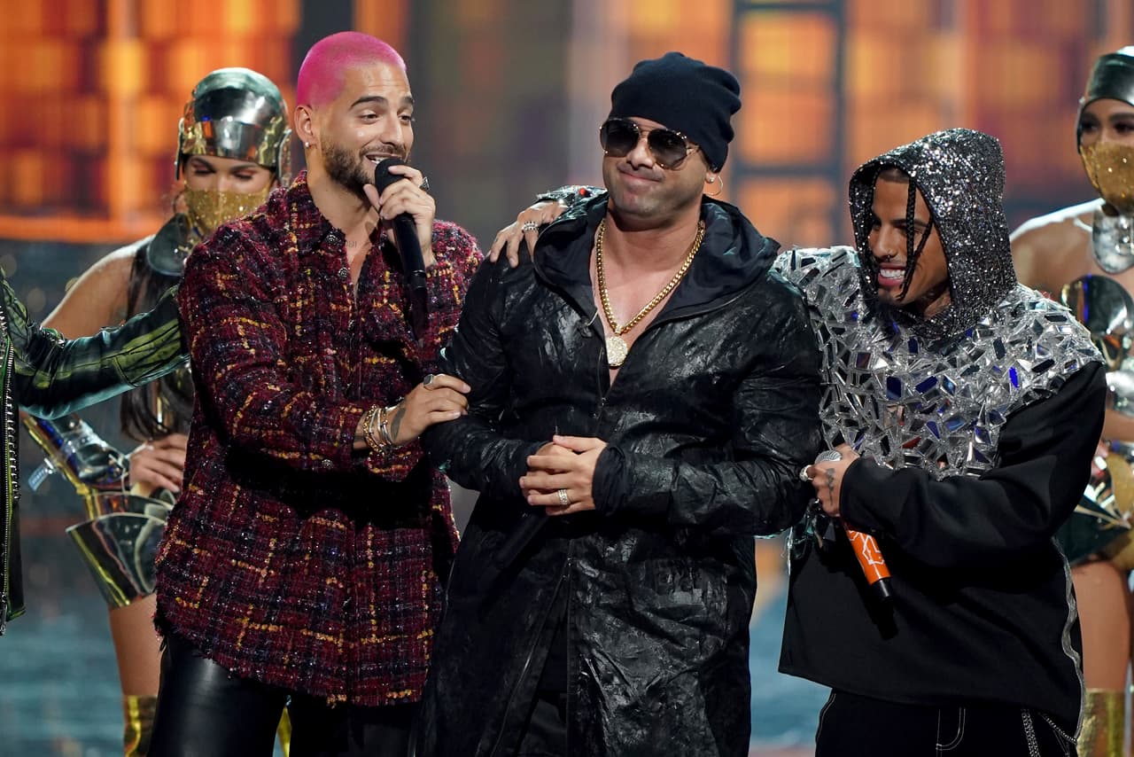 Wisin se convirtió en el primer intérprete de música urbana, en la historia de Premio Lo Nuestro, en llevarse un reconocimiento por su trayectoria. Además de cantar un popurrí de varios de sus éxitos acompañado de grandes del reggaetón, el cantante recibió su premio de manos de Maluma, quien además le dedico una emotivas palabras.