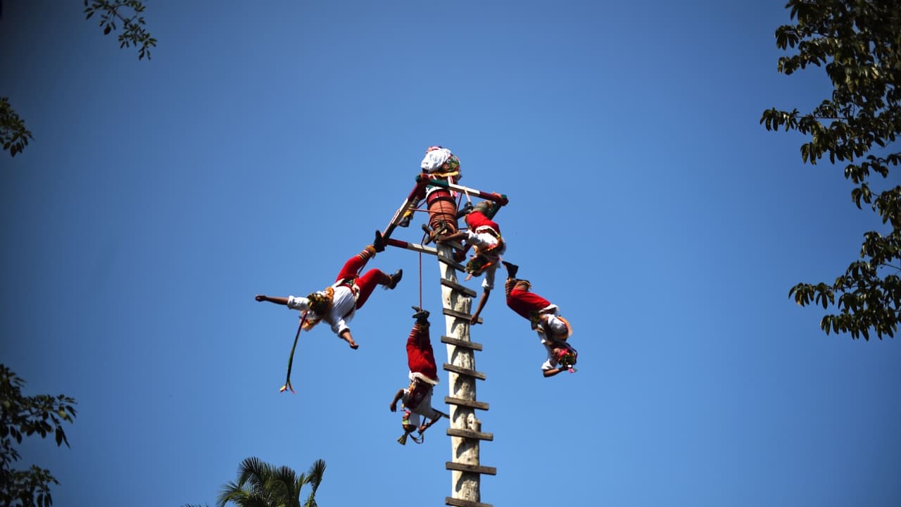 El momento en que cinco bailarines caen de 20 pies cuando hacían un ritual: “El palo se quebró”