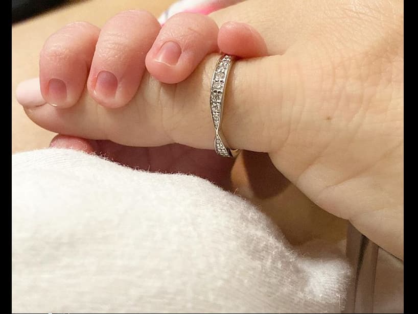 El pasado 3 de noviembre, Erika Zaba cumplió su sueño de formar una familia con el nacimiento de su hijo Emiliano, quien pesó 2.9 kilogramos y midió 49.5 centímetros, fruto de su relación con Francisco Oliveros.