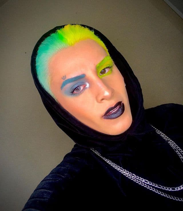 En cuanto a peinado y maquillaje, el también conocido 
<i>Papi Kunno</i>, lleva de un extremo a otro lo que podría identificarse como "femenino" en 
<i>look</i> de sombras de maquillaje, para experimentar.