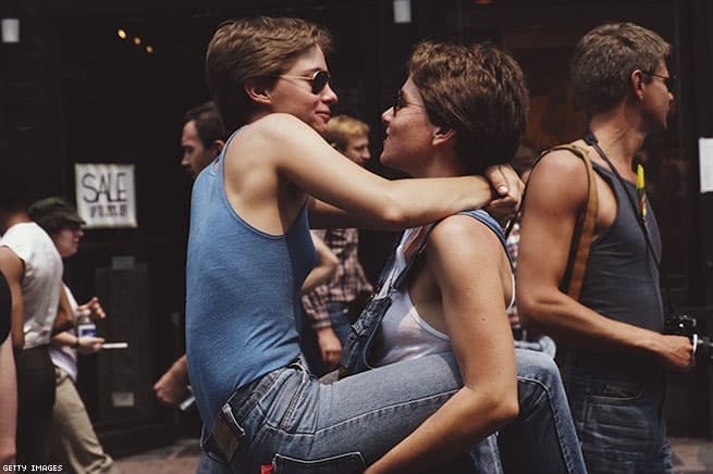 "Gay Pride", Junio 1 de 1982, Barbara Alper. 
<br>
<br>Uno de los efectos inmediatos de Stonewall fue un aumento en las demostraciones públicas de afecto, especialmente en vecindarios y entornos "seguros". El día después de los disturbios, se vieron parejas queer tomados de la mano y besándose en la calle cerca del Muro de Piedra.
<br>